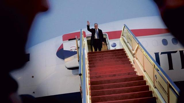 El primer ministre britànic, Keir Starmer, després d’aterrar a l’aeroport de Pequín al gener. | KIN CHEUNG / AFP