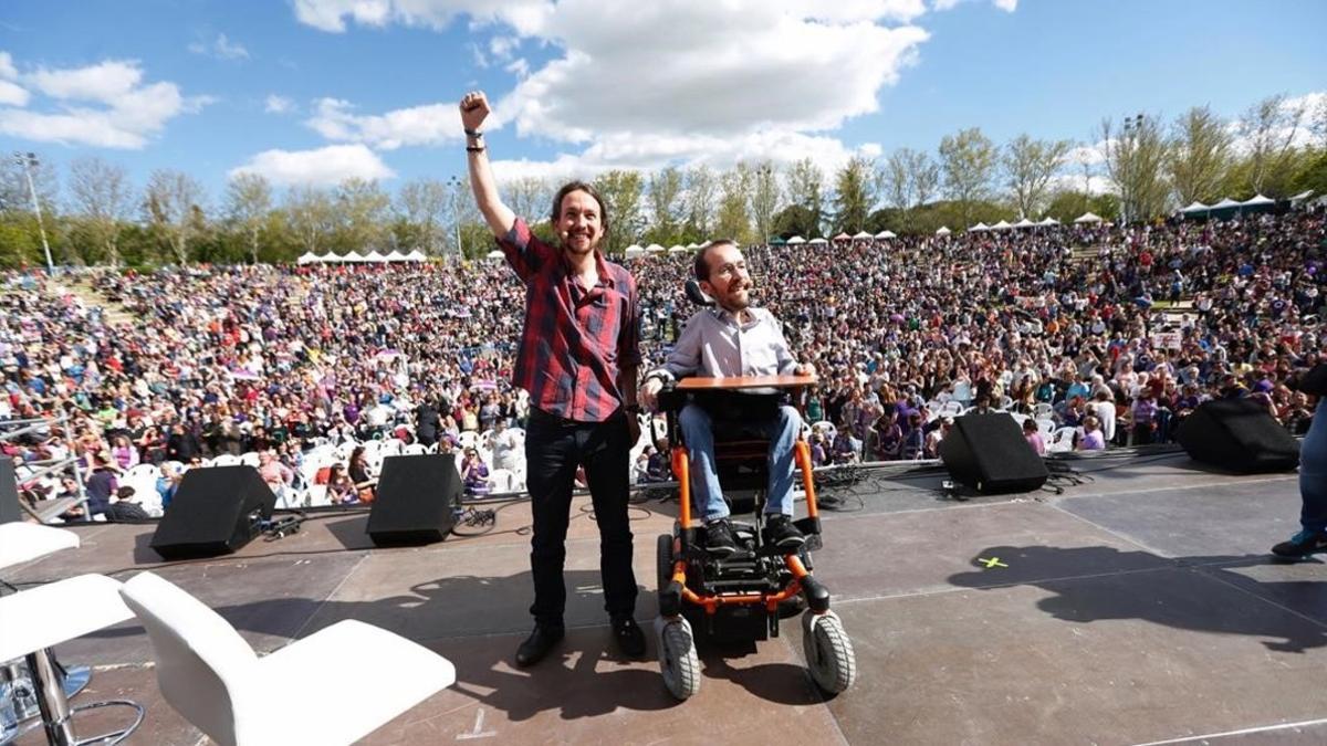 Pablo Iglesias y Pablo Echenique durante la Fiesta de Primavera que celebro Podemos hoy en un centrico parque madrileno