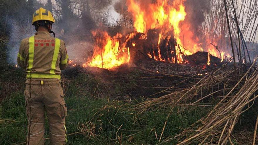 Un foc afecta 500 m2 de vegetació al costat del camp de futbol de Piera