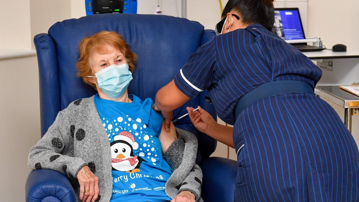 Margaret Keenan, de 90 años, fue filmada y fotografiada mientras se le administró la vacuna, en el Hospital Universitario de Coventry, en el centro de Inglaterra.