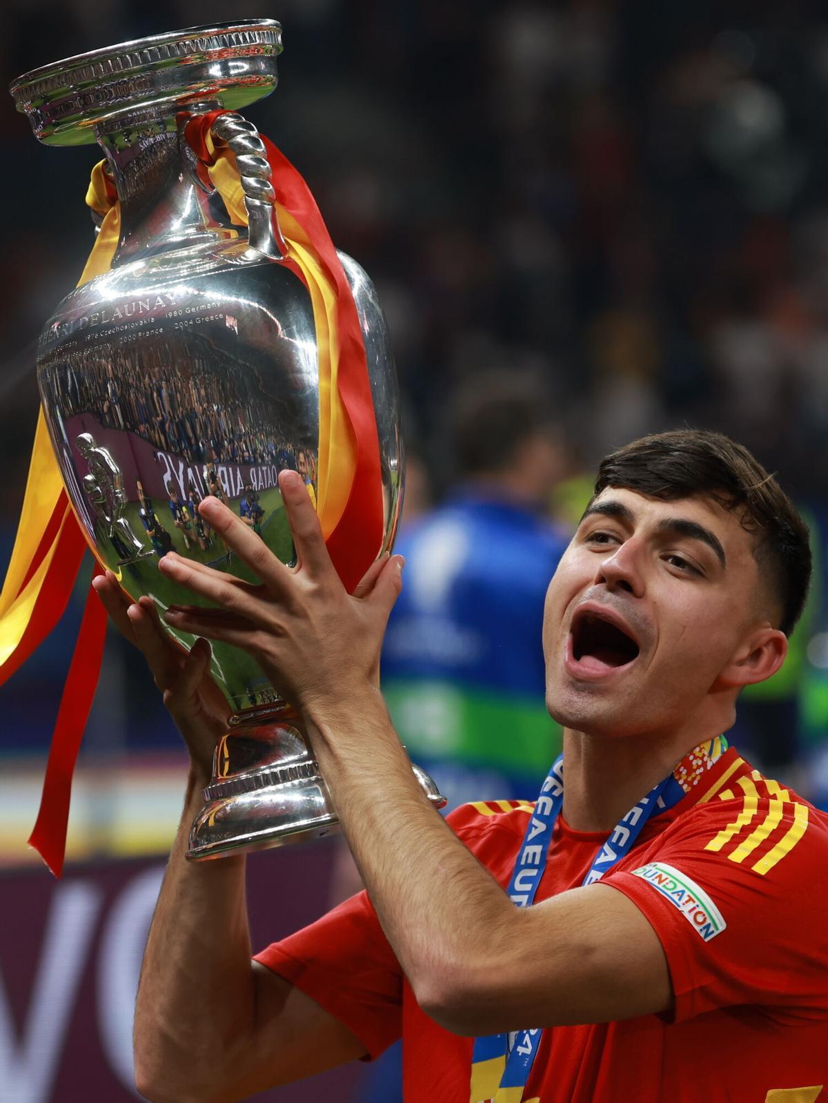 Pedri levanta la Eurocopa en Alemania