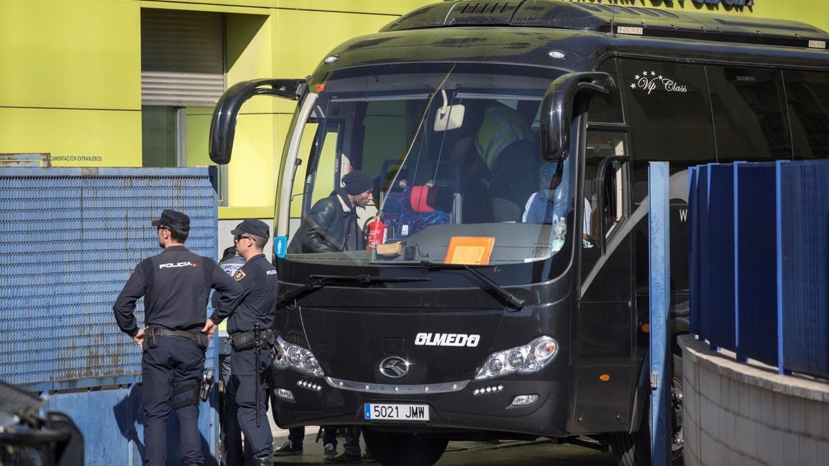 Los inmigrantes llegados a Cartagena se trasladan al futuro CIE de Málaga