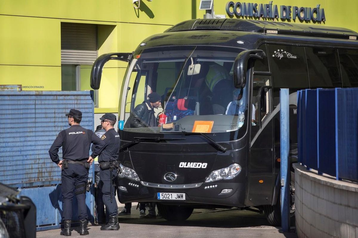 GRAF2384  CARTAGENA  MURCIA   20 11 2017 - Varios inmigrantes llegados en patera este fin de semana a las costas de Cartagena  son conducidos por la policia nacional al autobus que los ha trasladado a un centro de internamiento de nueva construccion en Archidona  Malaga  para su posterior repatriacion a sus paises de origen  hoy a mediodia en la Comisaria de policia nacional de Cartagena  EFE  Marcial Guillen