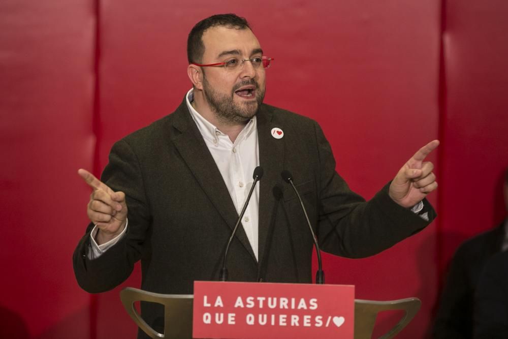 Mitin del PSOE y paseo de Carmen Calvo por Oviedo