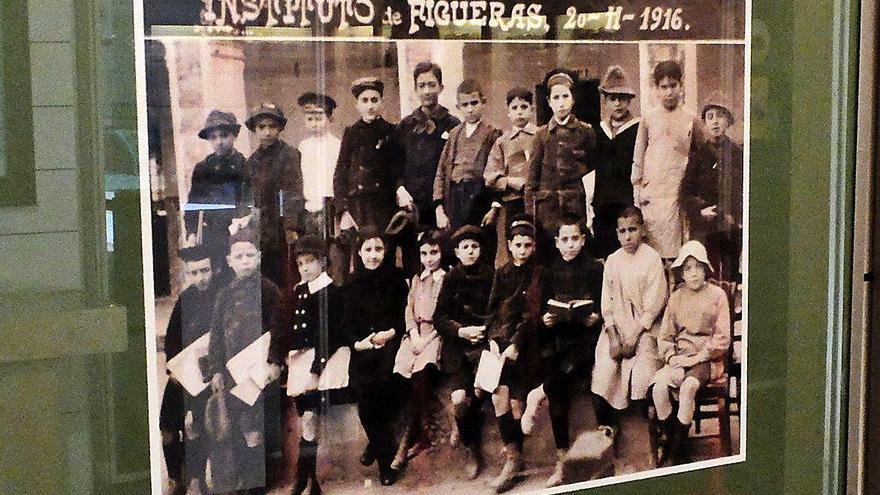 vint anys en imatges. L&#039;exposició al Museu del Joguet de Catalunya de Figueres reuneix fotografies de la infància, l&#039;adolescència i la primera joventut de Salvador Dalí. 1 Josep Maria Joan i Rosa, promotor i director del Museu, observant algunes de les imatges de la mostra. 2 En primer terme, Dalí de nen, disfressat; al seu costat, altres fotografies de la infància de l&#039;artista. 3 L&#039;apartat de la mostra dedicat a Don Osito Marquina, el peluix que van compartir de petits Salvador i Anna Maria Dalí i sobre el qual va escriure Federico García Lorca. 4 Salvador Dalí d&#039;acampada al cap de Creus, el 1921. 5 Amb companys d&#039;estudis a l&#039;Institut de Figueres, el novembre de l&#039;any 1916.