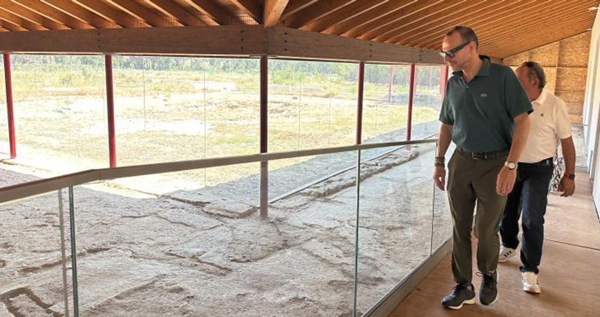 El director de Cultura del Gobierno de Aragón, Pedro Olloqui, visitó el yacimiento.