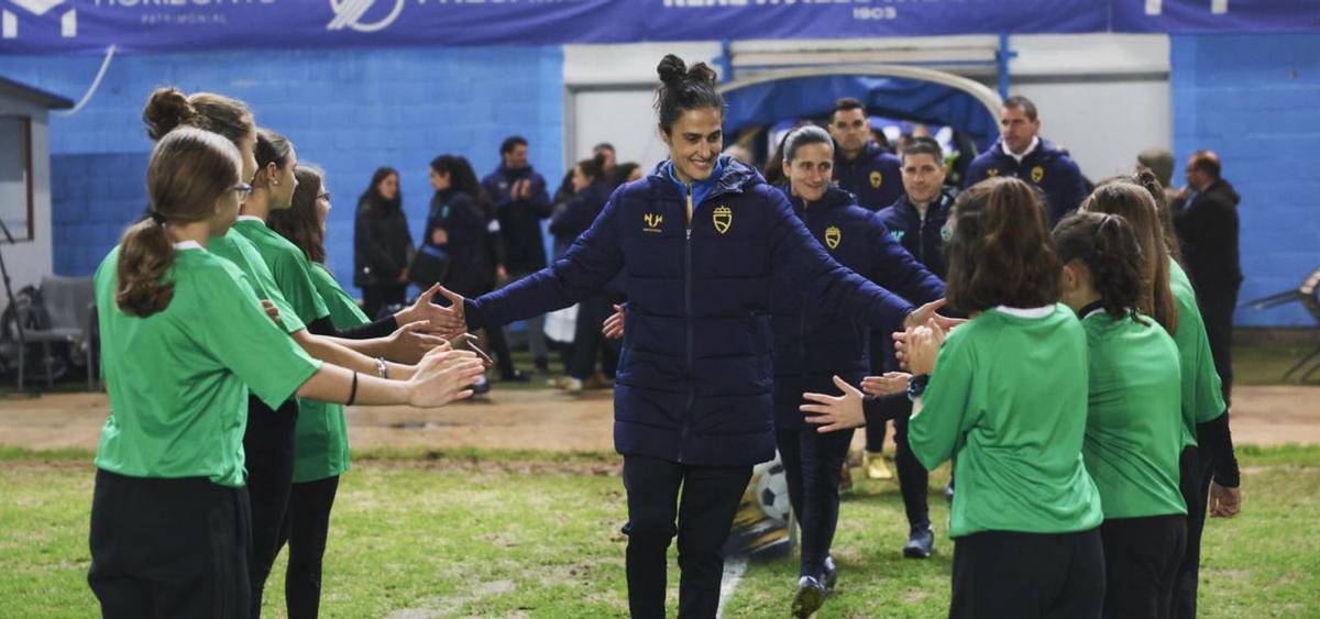 Asturias responde: una grada volcada en el estreno de la femenina