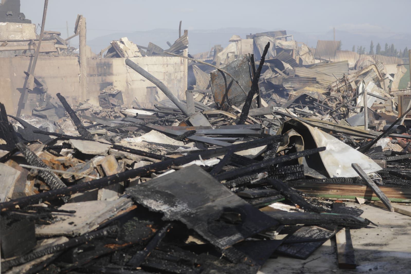 Un incendio de grandes dimensiones consume cuatro viviendas de madrugada junto a Son Banya