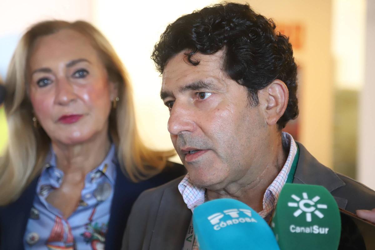 El profesor e investigador Antonio Ranchal, durante su intervención, junto a la presidenta de la AECC de Córdoba, María Auxiliadora Cabanás.