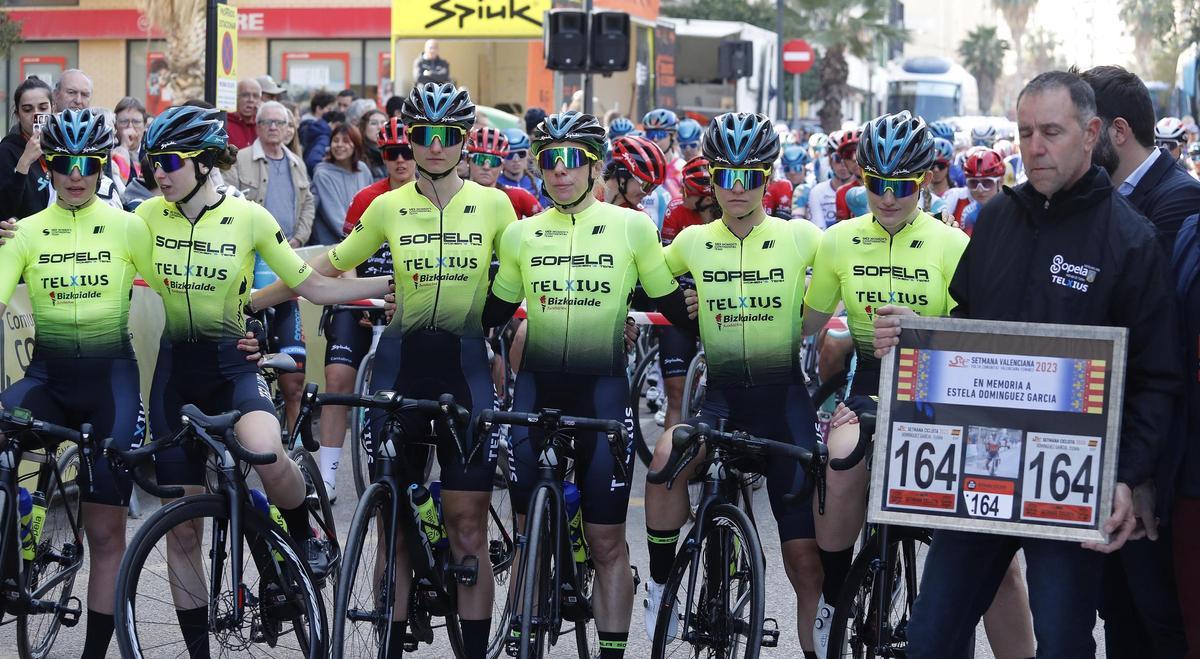 Salida de la primera etapa de la Setmana Ciclista femenina