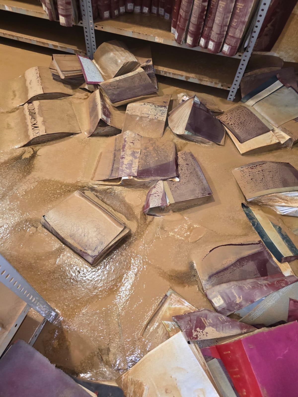 Varios volúmenes de los archivos dañados en un depósito de Aldaia.