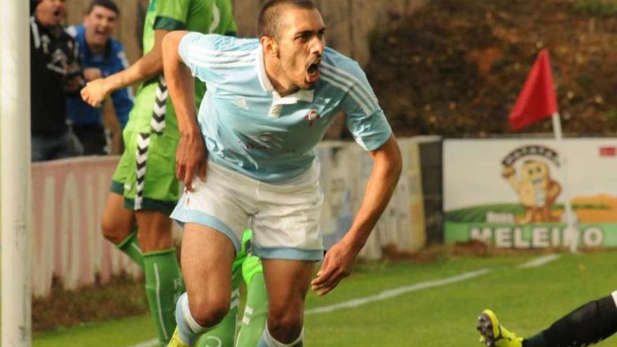 Borja Iglesias celebra el gol que dio el triunfo al Celta B en la primera jornada en Barreiro. // Eugenio Álvarez