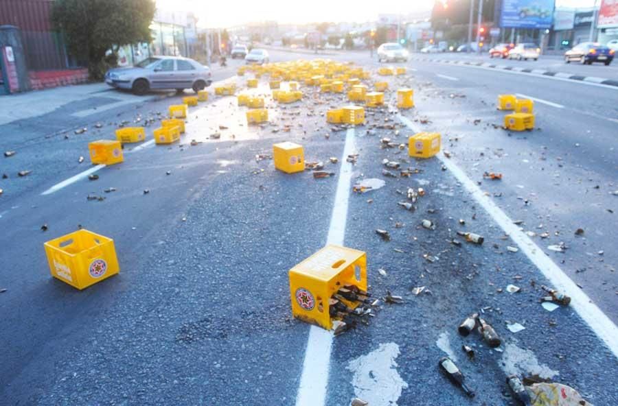 Un camión de cervezas pierde parte de su carga