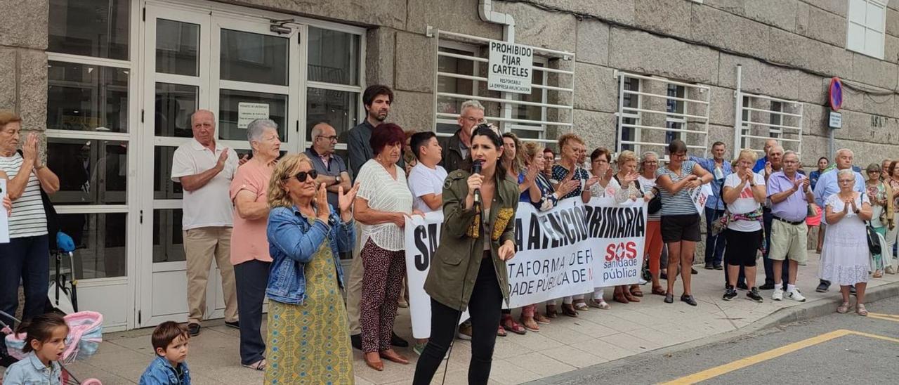 Concha Trigo (izda.) junto a la alcaldesa en la concentración del día 7 en Moaña. |   // FDV