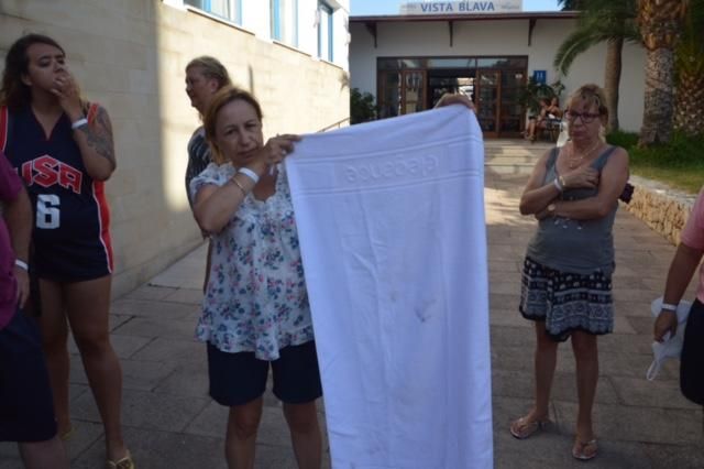 Un grupo de turistas se manifiesta en Cala Millor contra el trato recibido en un hotel