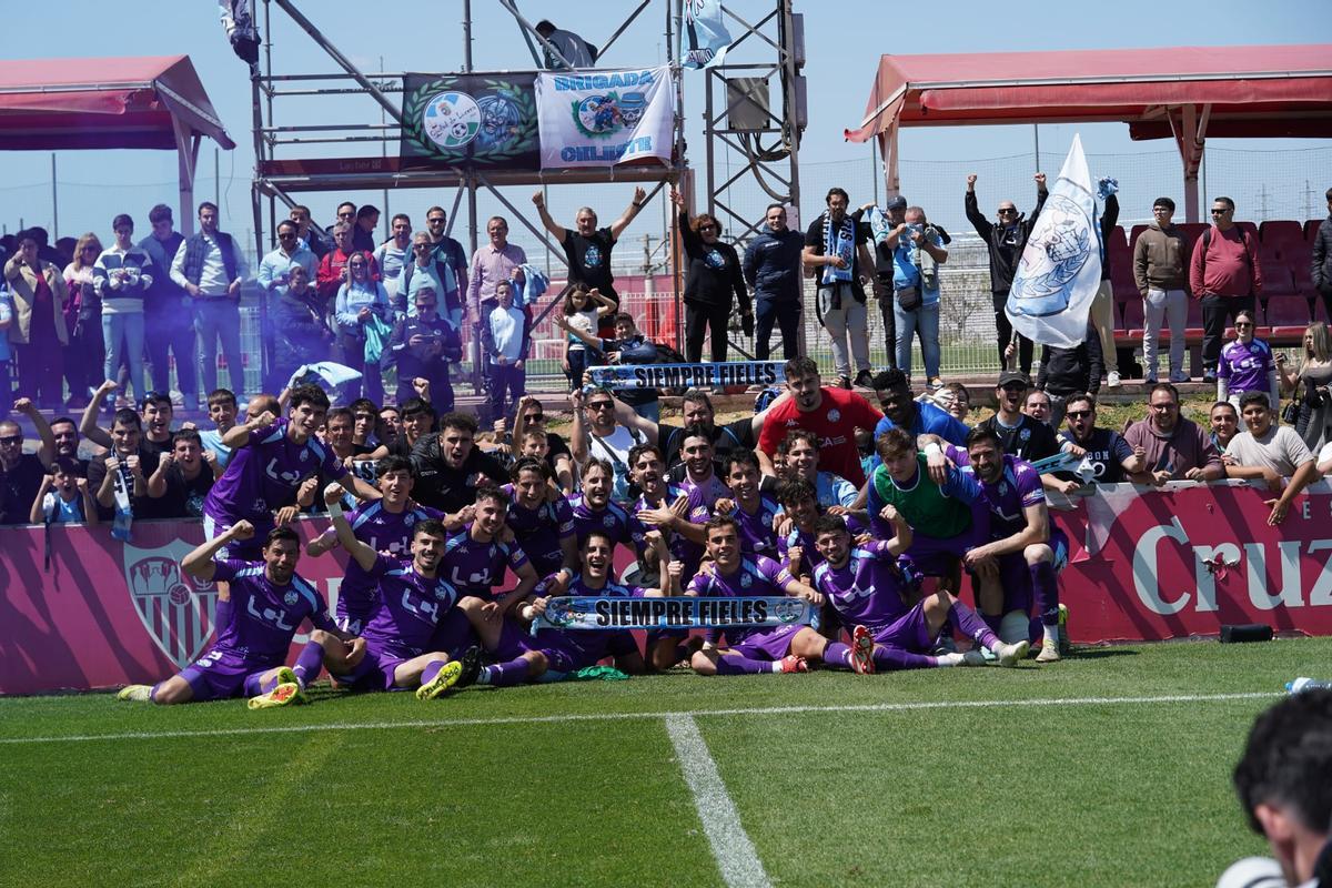 La plantilla del Ciudad de Lucena celebrando la victoria ante el Sevilla C.