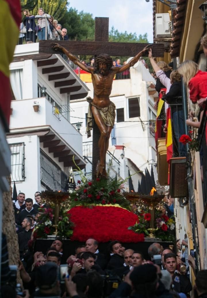 Alicante se vuelca con la procesión de Santa Cruz