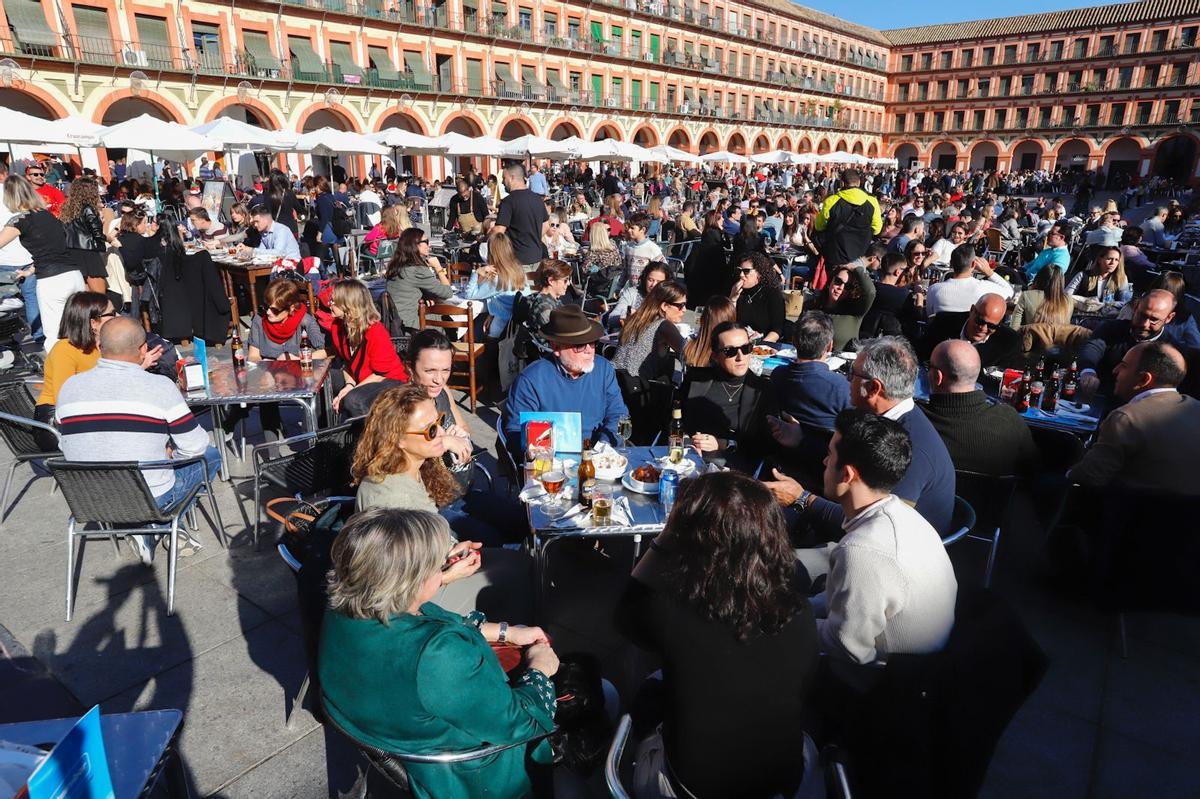 La plaza de La Corredera, llena de público en los veladores.