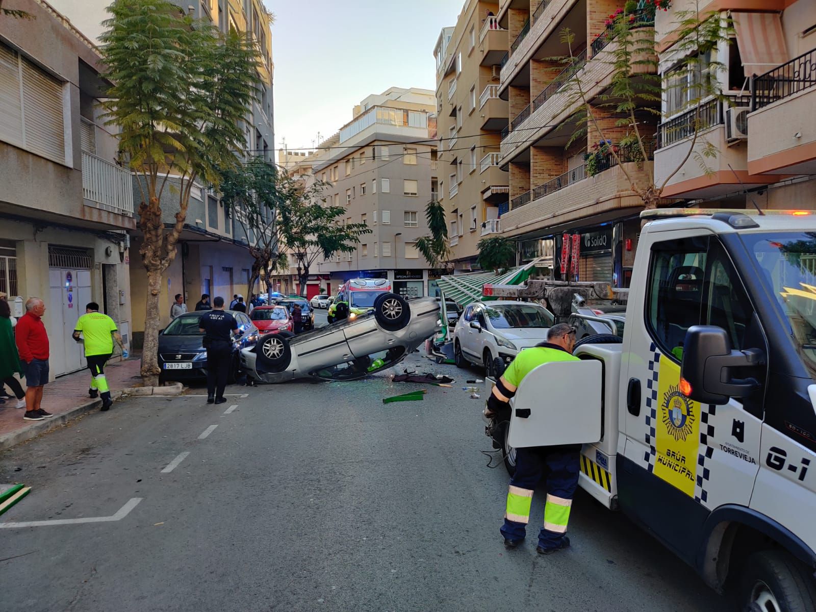 Tres heridos, cinco coches con daños y una terraza destrozada en un aparatoso accidente en la calle Caballero de Rodas, en el centro de Torrevieja