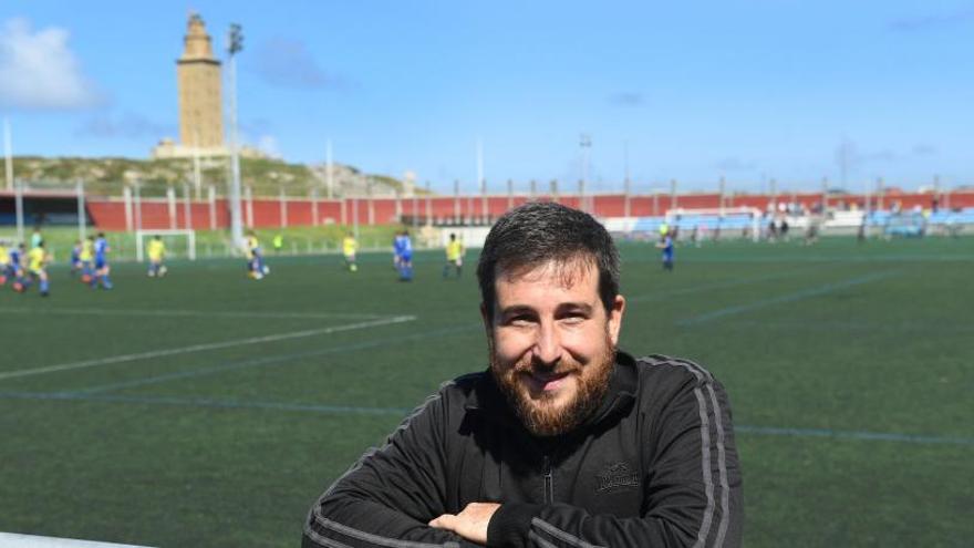 El tesorero de la entidad vecinal, ayer, en el entorno de la Torre.