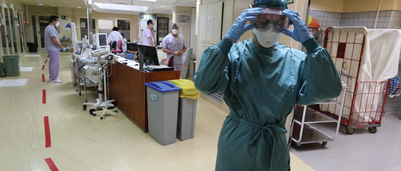 Personal sanitario en la UCI del Hospital General de Elche durante la pandemia