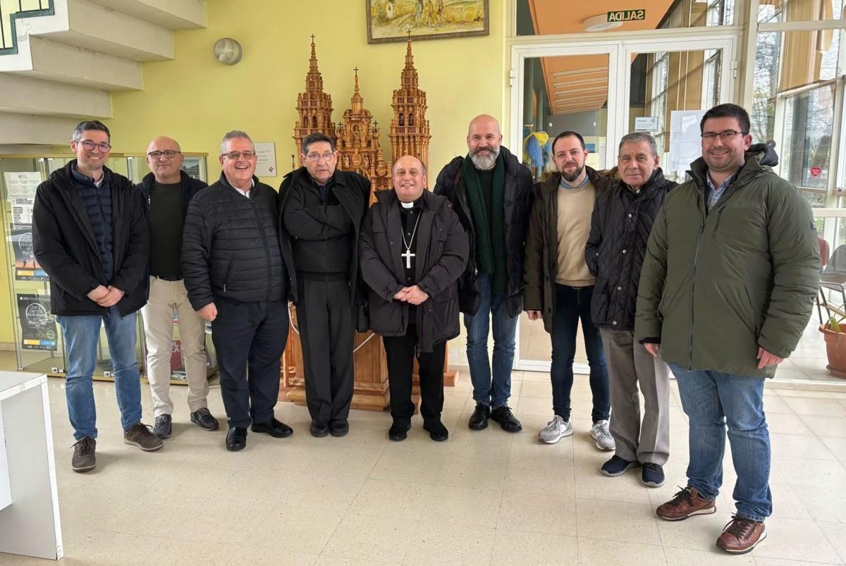 Reunión del arzobispo, en el centro, con los equipos de catequesis de las diócesis gallegas