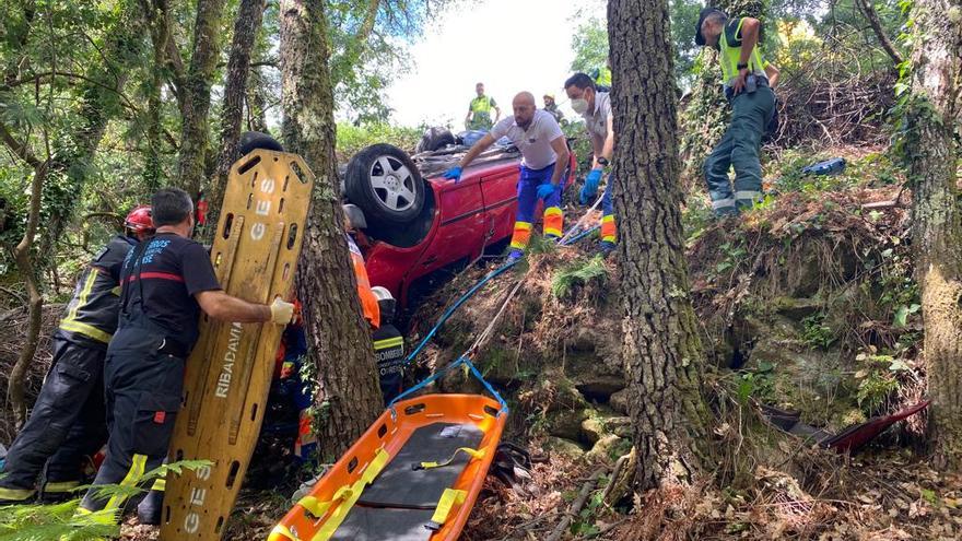 Muere una mujer y dos personas resultan heridas graves en un accidente en Arnoia