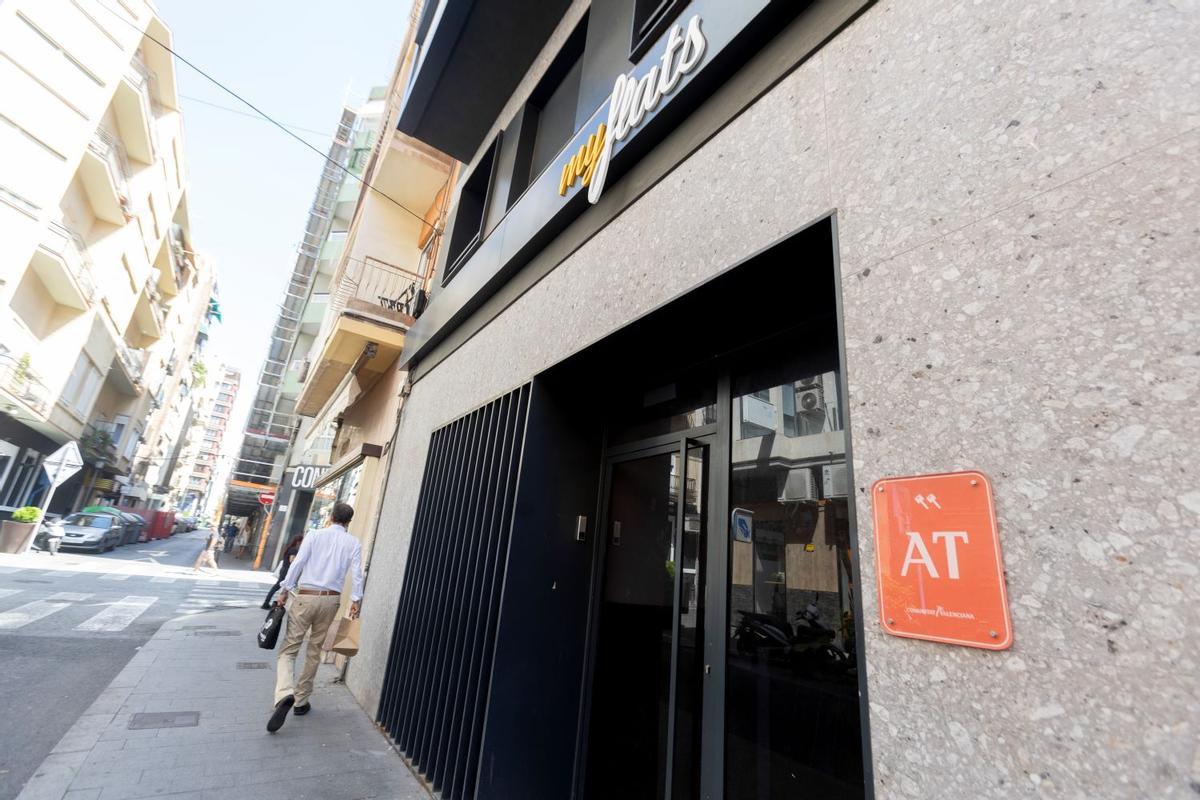 Acceso a uno de los bloques de apartamentos en Alicante de la fima que dirige Daniel Elman.