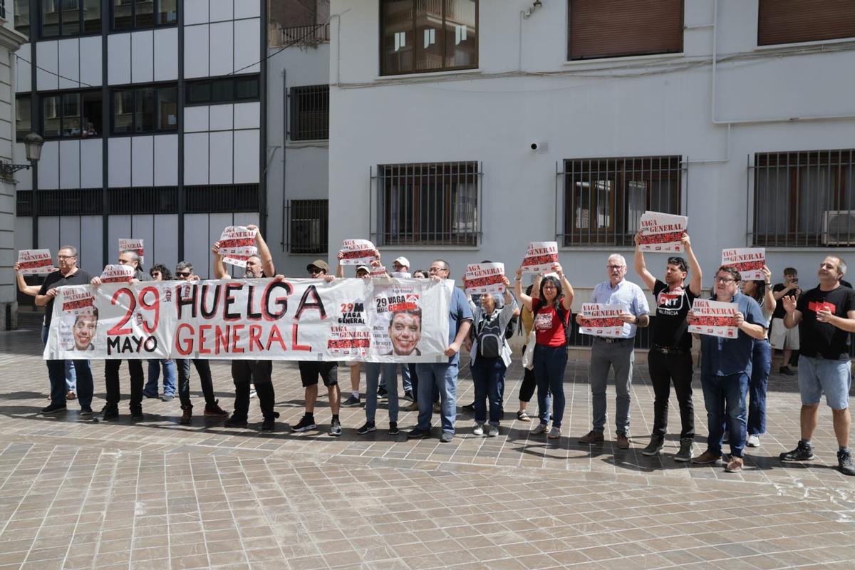Manifestación de sindicalistas fente a la sede de la patronal CEV, el pasado martes.