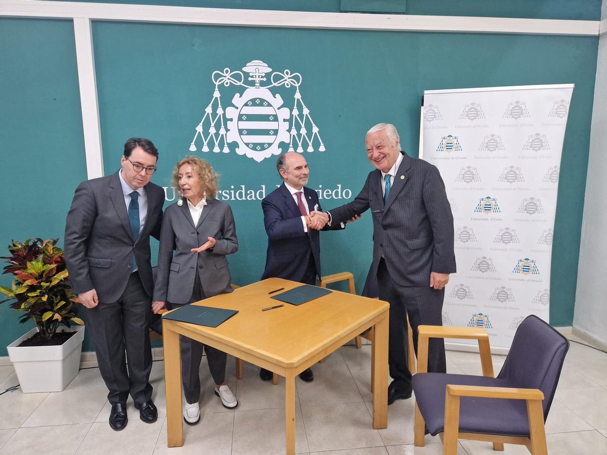 El rector, Ignacio Villaverde, estrecha la mano de Ladislao Azcona, ayer, en Oviedo.