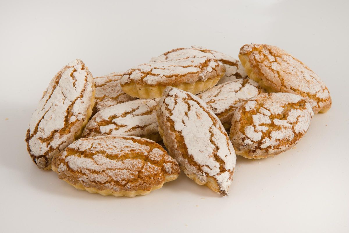 Las magdalenas ibicencas tienen un interior cremoso de almendra y un exterior crujiente.