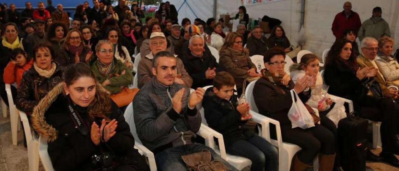 Público asistente a un concierto en la fiesta de San Martiño del año pasado. // Muñiz