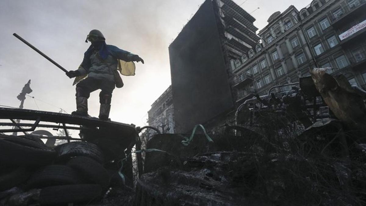 Un manifestante anti-gubernamental sobre una de las barricadas en Kiev.