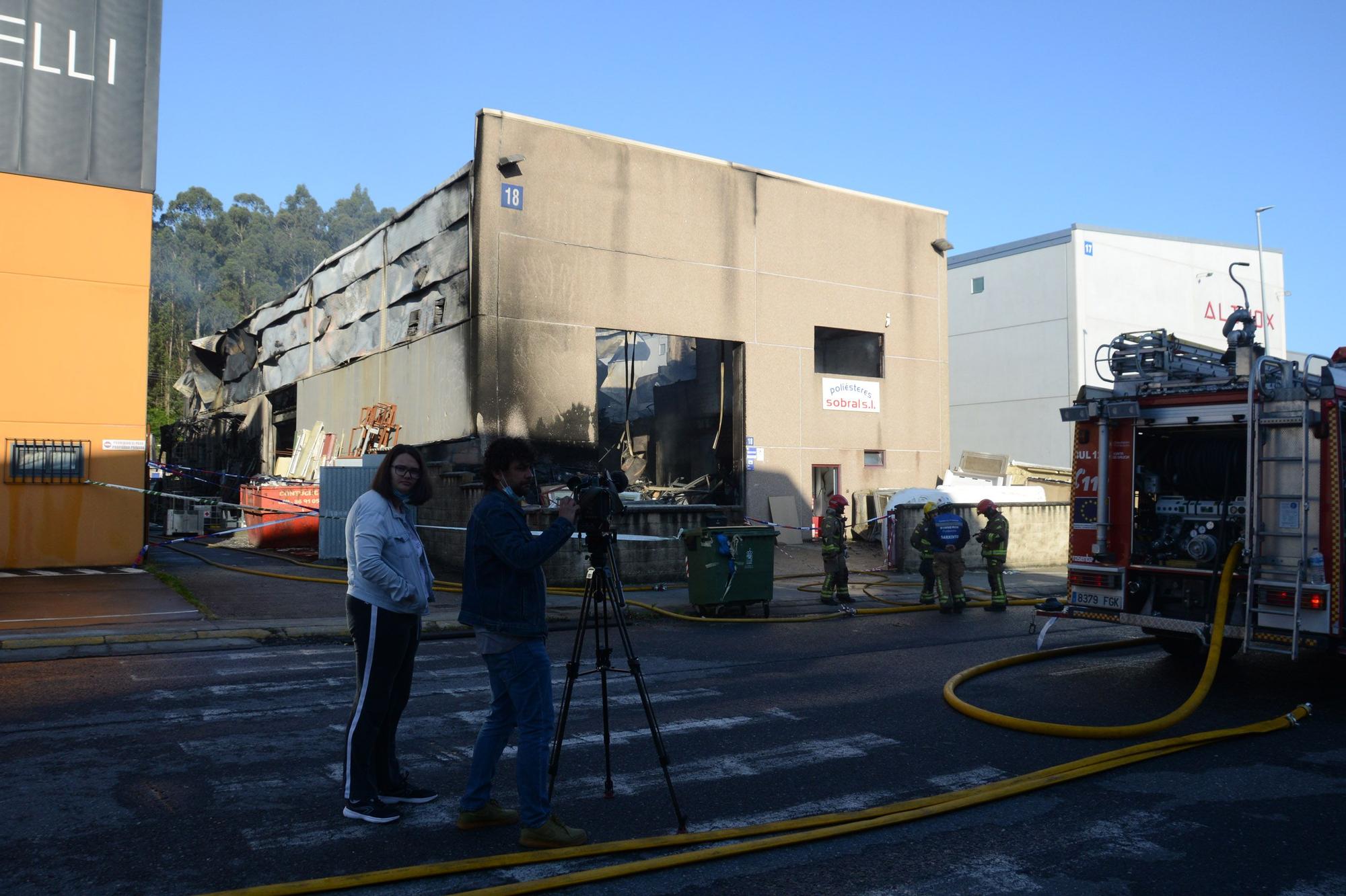 El incendio en una fábrica del polígono de Castiñeiras, en Bueu (I)