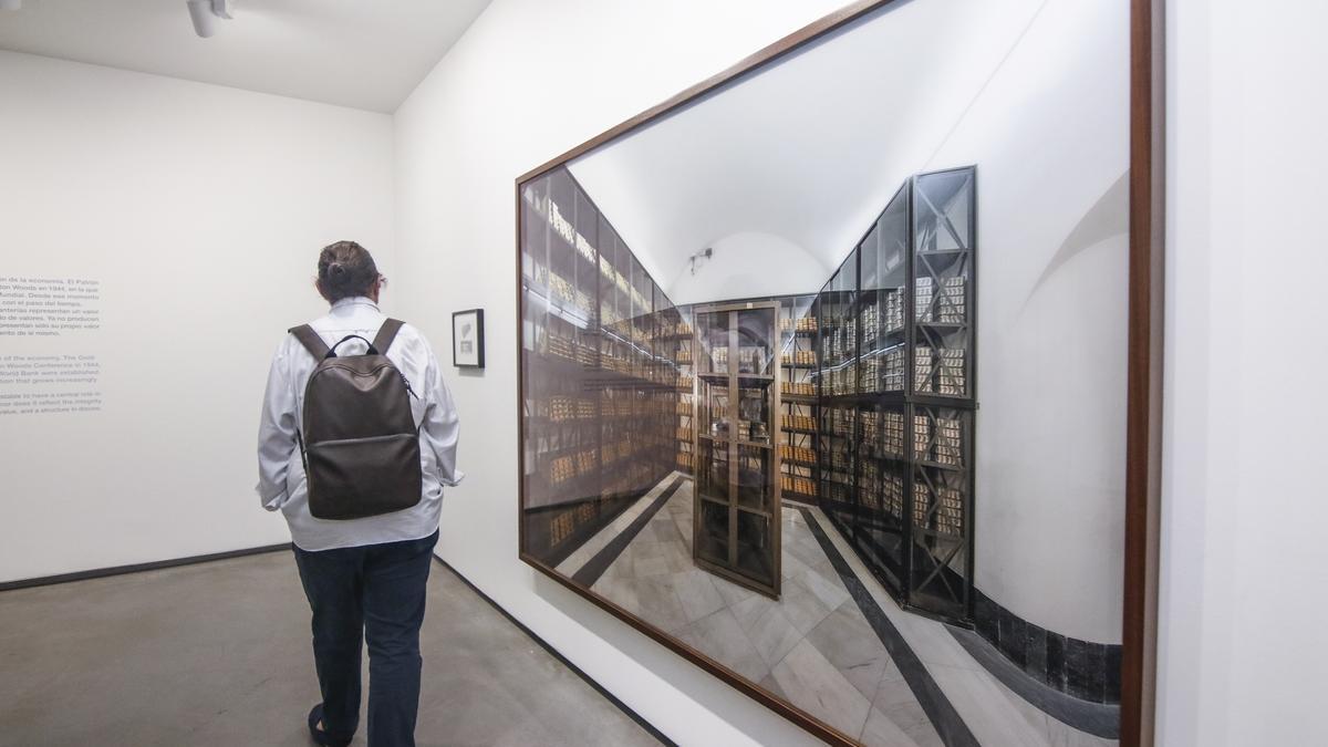 Un visitante recorre la exposición de Cristina Lucas en el museo Helga de Alvear.