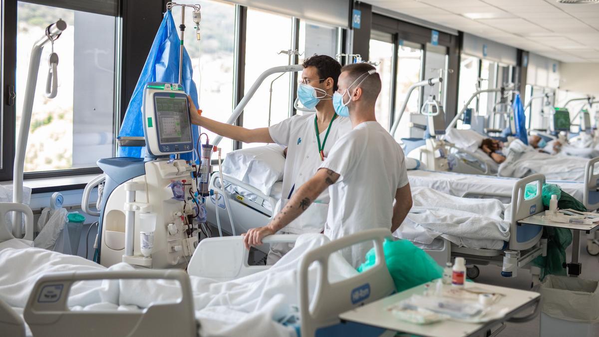 Enfermeros en la sala de dialisis del Hospital Vall dHebron