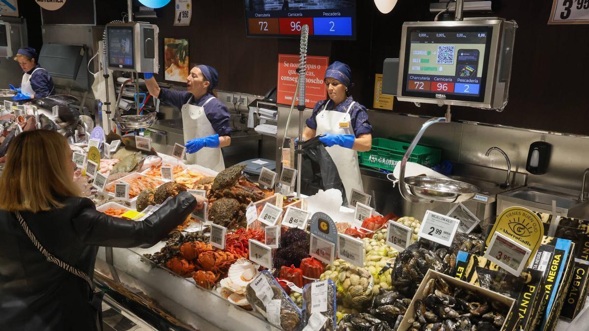 Varias clientas son atendidas en la pescadería de un supermercado gallego.