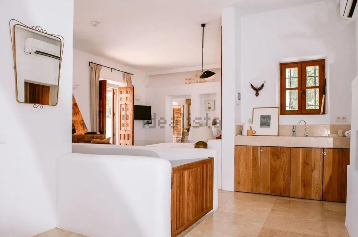 Así es una casa payesa del siglo XIX autosuficiente a la venta en Ibiza