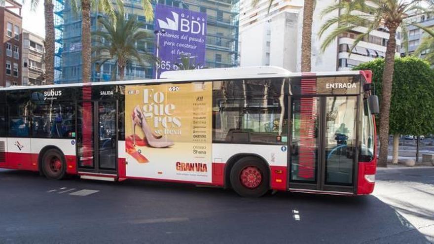 Un autobús urbano circulando por las calles de Alicante.