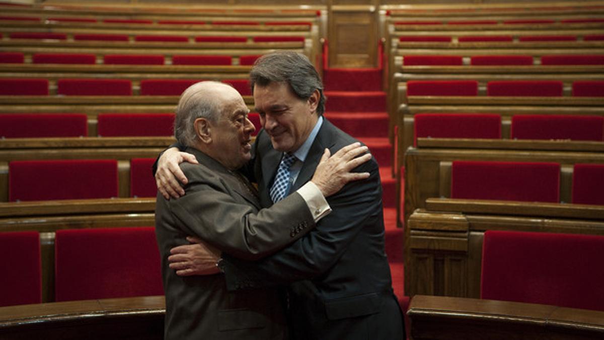 Artur Mas recibe el abrazo de Jordi Pujol tras ser proclamado 'president' por primera vez, el 23 de diciembre del 2010.