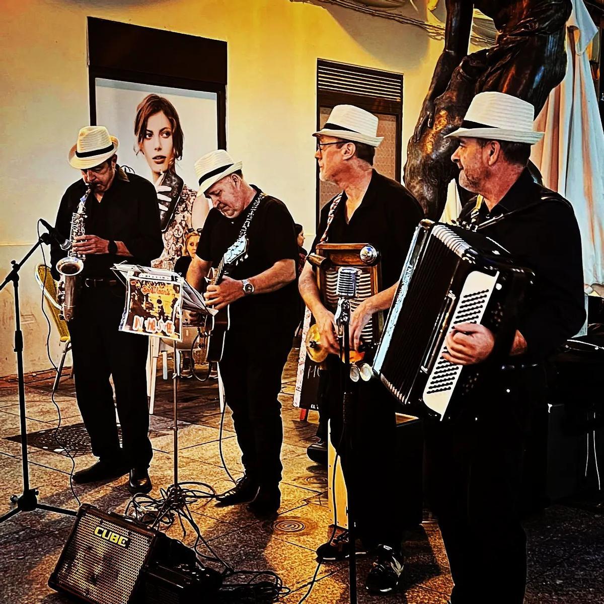 Bon Vivants and Friends en una de sus actuaciones en las calles de Zaragoza