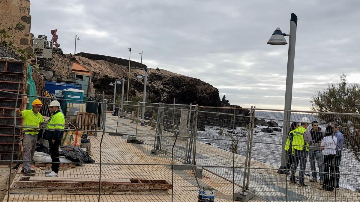 El módulo de aseos se construye en un espacio ajardinado anexo al Museo de los Hornos de la Cal, entre la calle López de Orduña y el paseo marítimo.