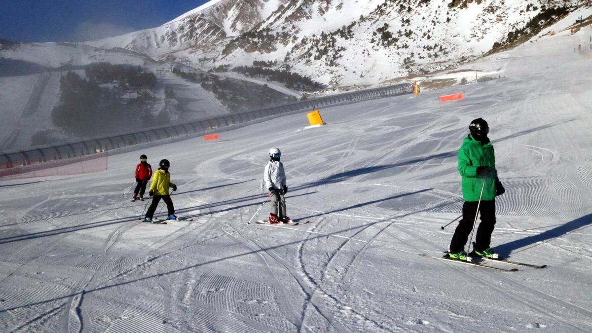 Pla general d'uns esquiadors a les pistes de Vallter 2000, gairebé buides