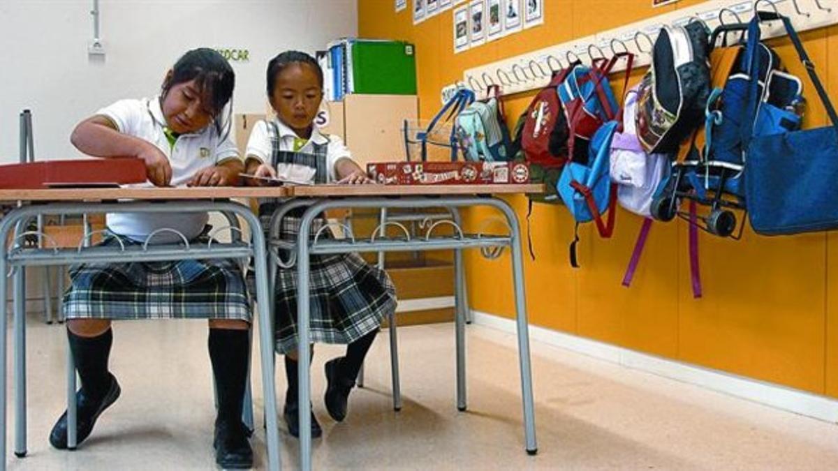 Alumnos del Màrius Torres de L'Hospitalet, con mayoría latina, estrenaron el primer uniforme en un centro público.