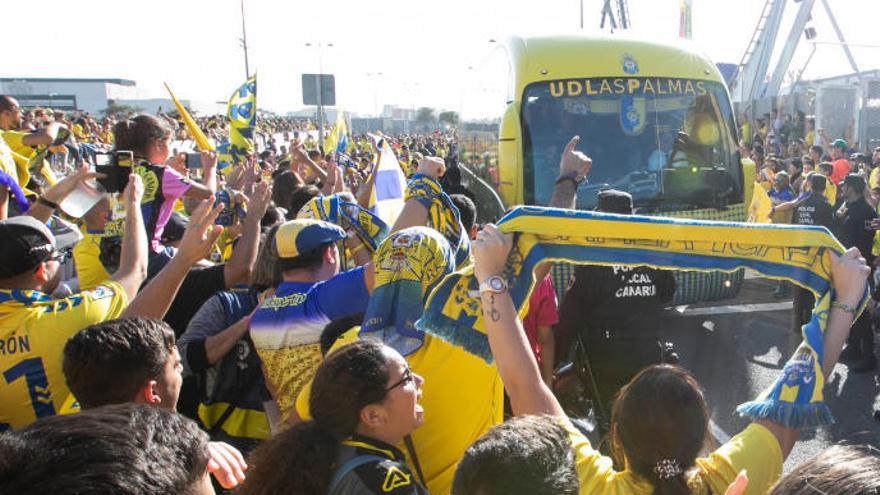 Recibimiento a la guagua de la UD, por la zona de Tribuna, el pasado 16 de diciembre de 2018.