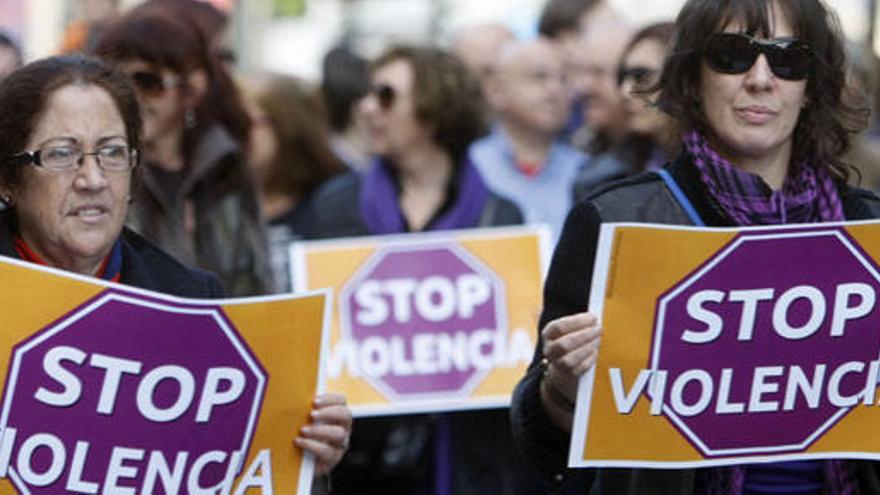 Dos mujeres, en una marcha contra la violencia de género.