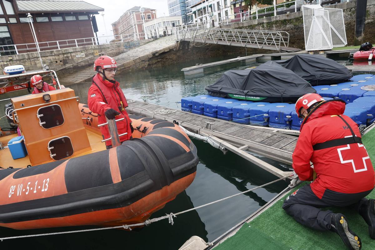 El control de la calidad de las aguas del mar de Gijón, en imágenes