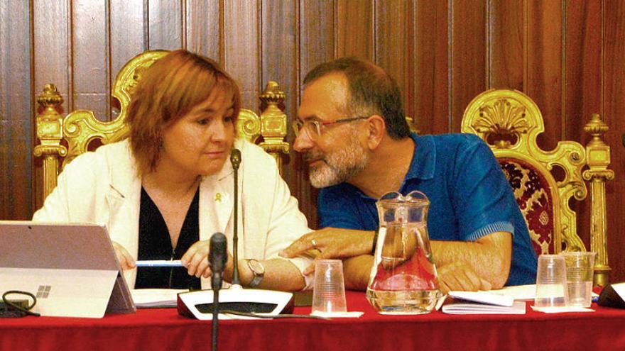 L&#039;alcaldessa Agnès Lladó i el regidor Pere Casellas en el transcurs d&#039;un ple municipal (arxiu)