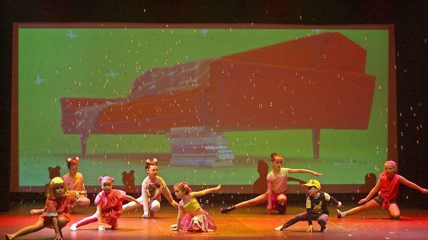 Uno de los dos grupos infantiles durante una muestra de fin de curso de danza y teatro. //Bernabé/J.C.Asorey