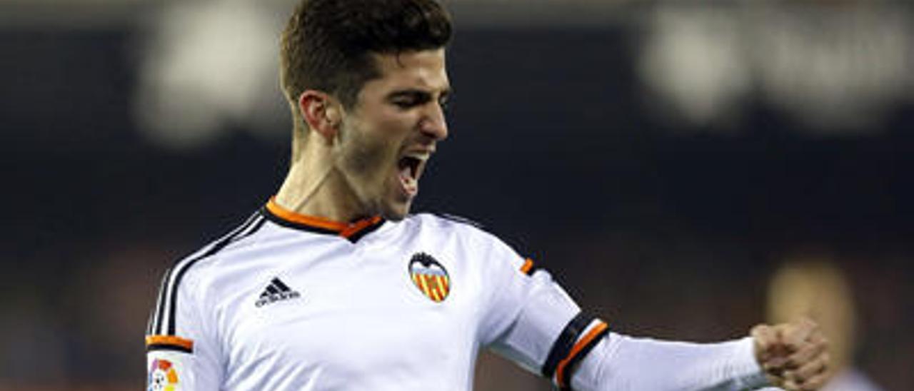 Gayà, en una  imagen celebrando un gol con el Valencia.